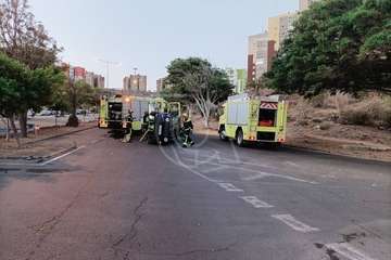 Vuelco de un vehículo en Jinámar tras recibir la embestida de otro/TA.